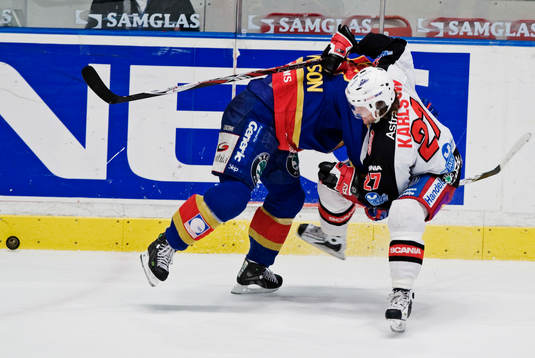 Thomas Johansson, Djurgården, tacklar Ragnar Karlsson,
