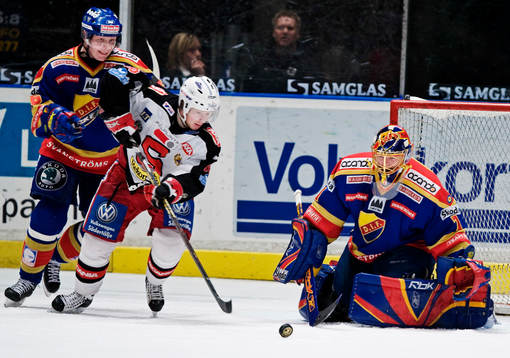 Linus Klasen, Södertälje, oroar Daniel Larsson, målvakt,