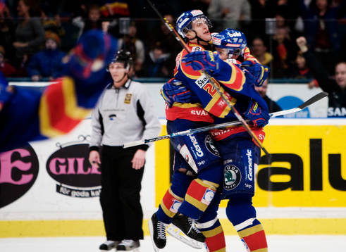 Christian Eklund, Djurgården, hoppar upp i knät på David