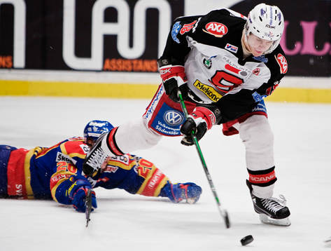 Christian Eklund, Djurgården, försöker få tag på Linus
