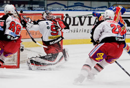 Jhonas Enroth, målvakt, Södertälje, räddar ett skott