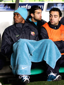 Samuel Eto och Xavi, Barcelona, sitter på bänken
