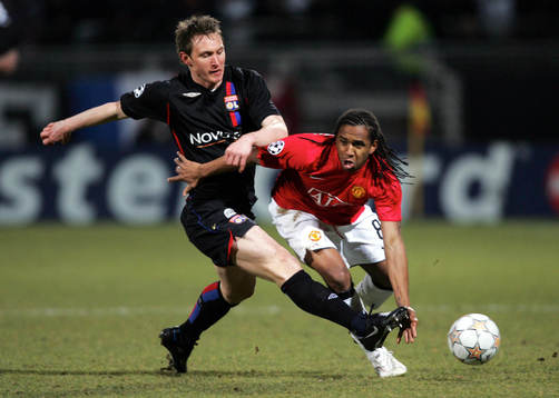 Anderson, United tacklas av Kim Källström, Lyon