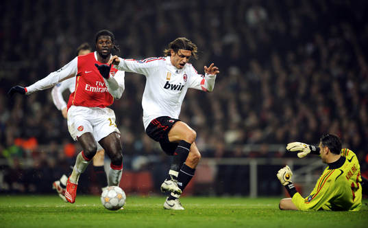 Emmanuel Adebayor och Paolo Maldini