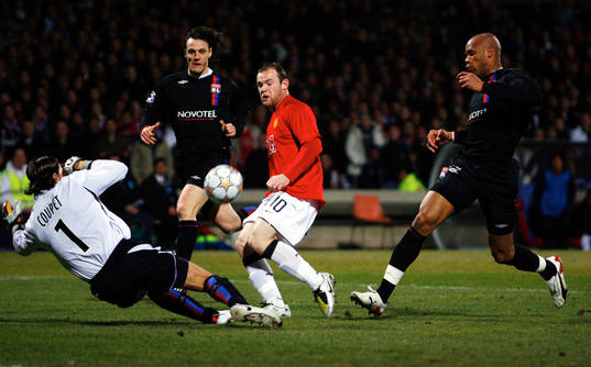 Wayne Rooney, Manchester ser Gregory Coupet, målvakt, Lyon