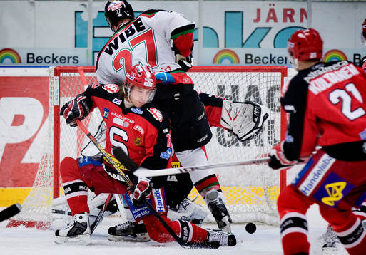 Daniel Josefsson, Södertälje, täcker skott