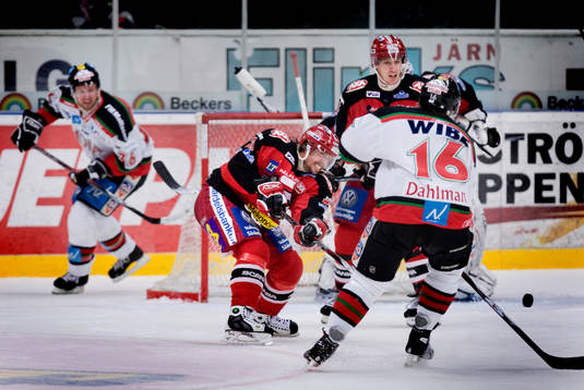 Ragnar Karlsson, Södertälje, kastar iväg pucken när det