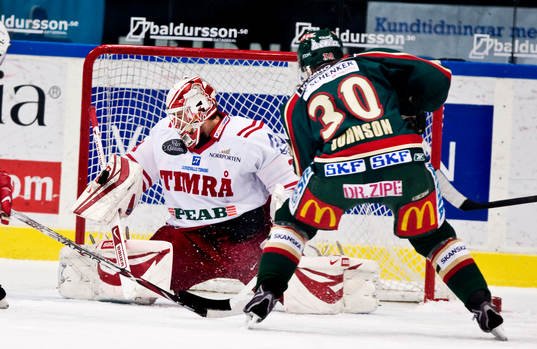 Johan Backlund, målvakt, Timrå, räddar Jonas Johnson,
