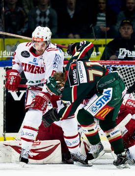 Sanny Lindström i Timrå ger Tomi Kallio i Frölunda vad