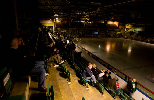 Ett strömavbrott gjorde att matchen fördröjdes en timme