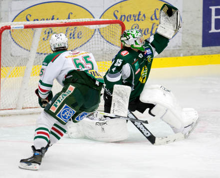 Carl-Johan Klint, målvakt, Hammarby, klistrar pucken i