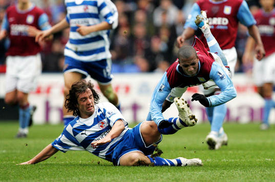 Stephen Hunt, Reading fäller Ashley Young, Aston Villa