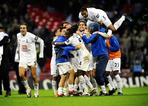 Jonathan Woodgate och Tottenham jublar. Jubel, glädje