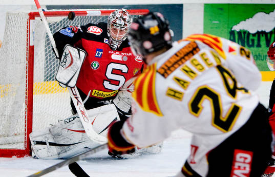 Mads Hansen, Brynäs skjuter på Björn Bjurling, målvakt,