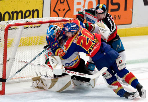 Juha Pitkämäki, målvakt, Mora,  Eric Beaudoin, Mora, och