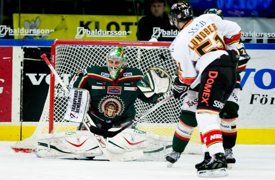 Pavel Skrbek, Luleå skjuter in pucken bakom Ari Ahonen,