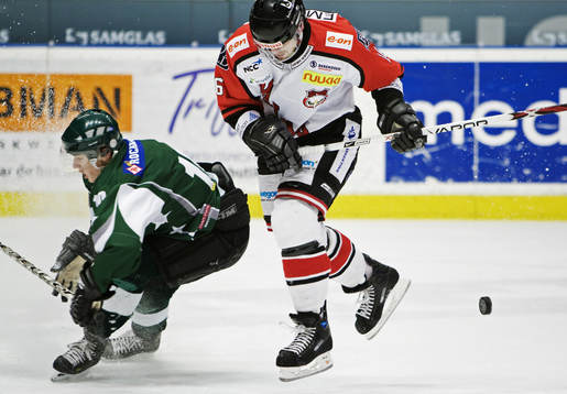 Martin Samuelsson, Malmö, dribblar bort Roger Widell,
