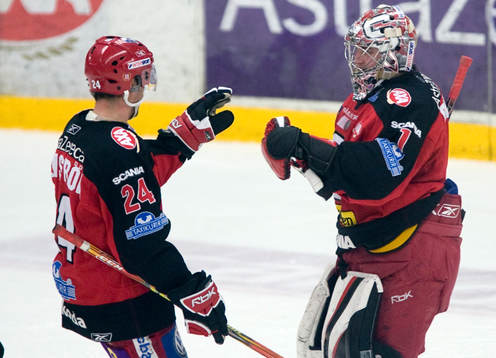 Jhonas Enroth, målvakt, Södertälje, gratuleras