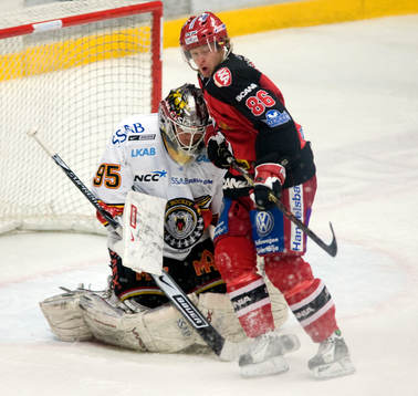 Gusten Törnqvist, målvakt, Luleå, och Linus Klasen,
