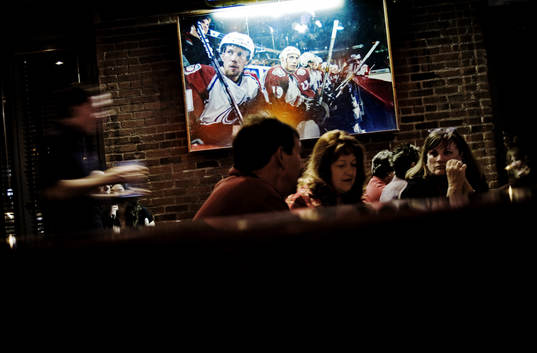 På restaurangen Brooklyn's utanför Pepsi Center hänger