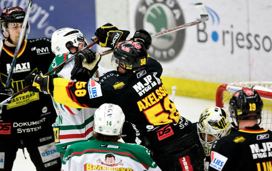 Emil Axelsson, crosscheckar Kenny Jönsson