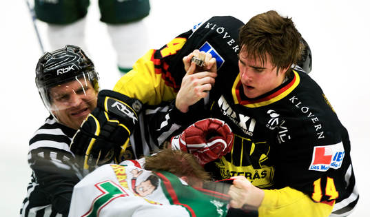 Mads Bödker och Mikael Adamsson kastar handskarna,