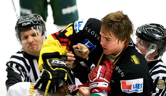 Mads Bödker och Mikael Adamsson kastar handskarna,