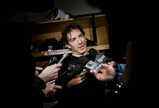 Joe Sakic, Colorado Avalanche, möter pressuppbådet