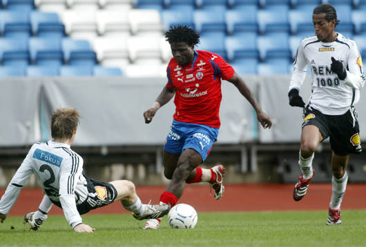 Rene Makondele, Helsingborg, i bakgrunden Roy Miller,
