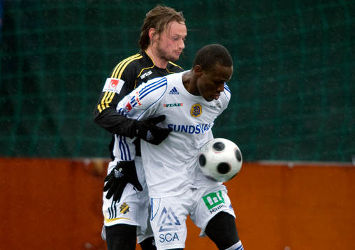 Patrik Karlsson, AIK, och Robert Mambo Mumba, Sundsvall