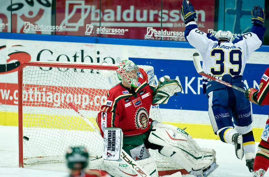 Jukka Voutilainen gör mål för HV71, Ari Ahonen målvakt