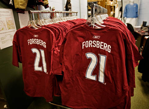 Tröjor med "Forsberg" på ryggen står och väntar på att