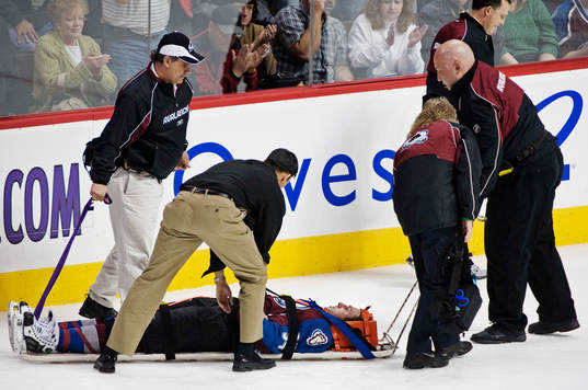 Ryan Smyth, Colorado Avalanche, tacklades hårt i andra