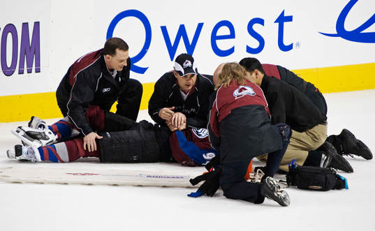 Ryan Smyth, Colorado Avalanche, tacklades hårt i andra