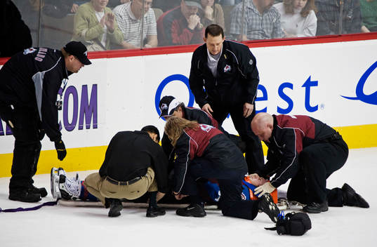 Ryan Smyth, Colorado Avalanche, tacklades hårt i andra