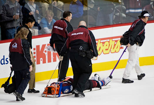 Ryan Smyth, Colorado Avalanche, tacklades hårt i andra