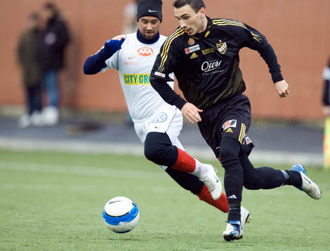 Burim Rexhepi rycker ifrån en Mabi-spelare