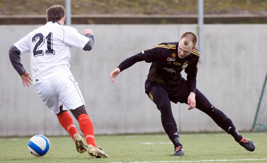 2-1, en Mabi-spelare fintar Fredrik Hägglund och slår in