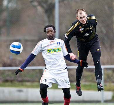Fredrik Hägglund nickar undan framför William Tonji