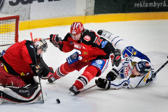 Stefan Bemström, Södertälje, håller undan Tomas Surovy,