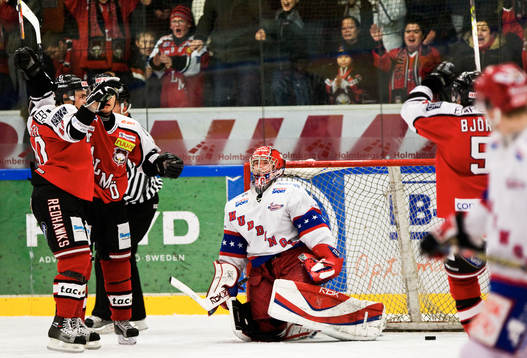 4-3 av Mikko Eloranta, jubel med Calle Stéen framför