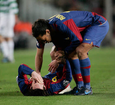 Lionel Messi, skadad, tittas till av Ronaldinho