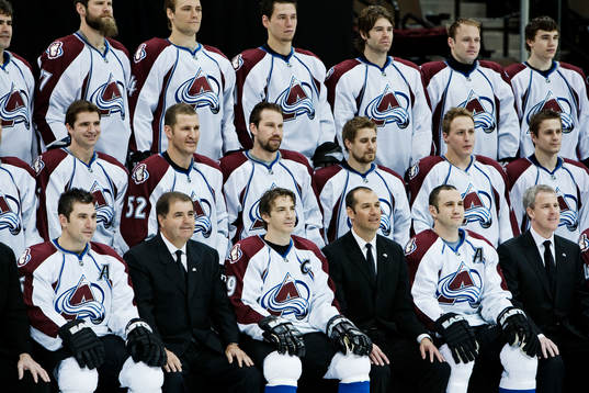 Peter Forsberg och hans lagkamrater blir fotograferade