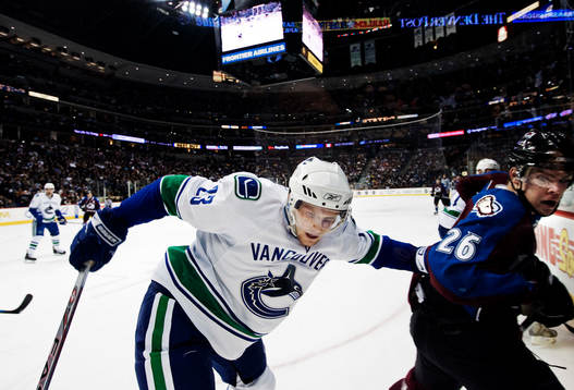 Alexander Edler, Vancouver Canucks, i kamp om pucken med
