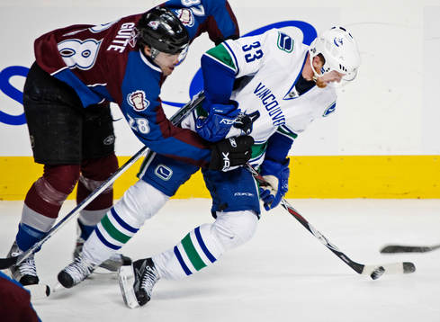 Ben Guite, Colorado Avalanche, tacklar Henrik Sedin,