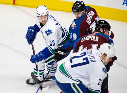 Henrik Sedin, Vancouver Canucks, tar sig runt Tyler