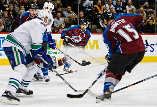 Peter Forsberg passar fram Andrew Brunette