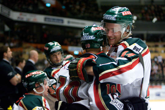 Jonas Ahnelöv kramar om Fredrik Pettersson, Frölunda