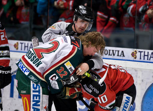 Johan Andersson, Frölunda och Oscar Steen, Modo i slagsmål