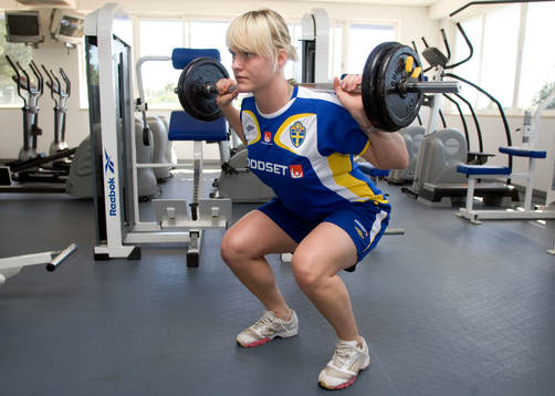 Nilla Fischer, Sverige, tar 125 kg i knäböj
